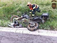 Předjíždění se nevyplatilo. Motorkář skončil v příkopě